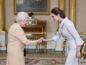 الملكة إليزابيث وأنجلينا جولي (ndtv)