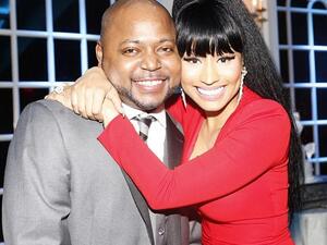 نيكي ميناج وشقيقها