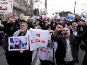 متظاهرون على اعدام رجل الدين الشيعي نمر النمر في طهران
