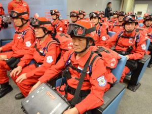 رجال انقاذ يستعدون للتوجه الى المناطق المنكوبة جراء الزلزال في النيبال