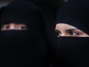  المرأة المنقبة تتسوق في متجر "ترادر جو"