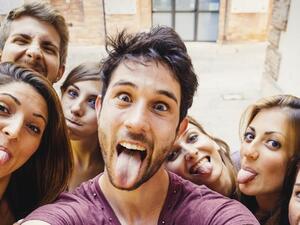 إذا كنت من جيل الألفية.. لا تشاهد هذا الفيديو لأنه سيسخر منك!