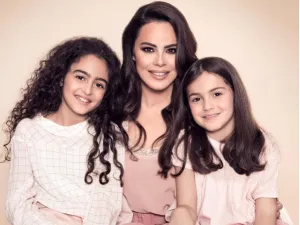 نورما نعوم وابنتيها (instagram.com/normanaoum)