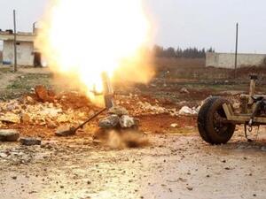 مقاتل من الجيش السوري الحر يطلق قذيفة مدفعية على مقاتلين تابعين للدولة الاسلامية في ريف شمال حلب
