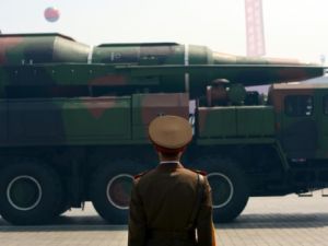 شاحنة تحمل صاروخا خلال عرض عسكري في بيونيغيانغ