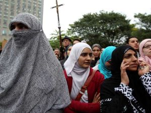 برلمان كيبيك يحظر النقاب في الإدارات والخدمات العامة
