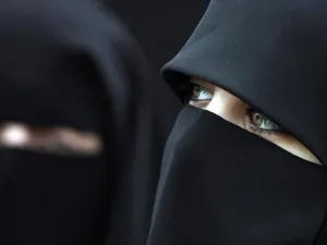 قبل حوالي 5 أشهر، صادق مجلس الشيوخ الهولندي على قانون حظر ارتداء النقاب بعد سنوات من الجدل