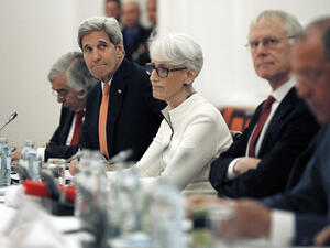 US Secretary of State John Kerry meets with foreign ministers and delegations from Germany, France, China, Britain, Russia and the European Union at a hotel in Vienna, Austria July 13, 2015. (AFP/Carlos Barria)