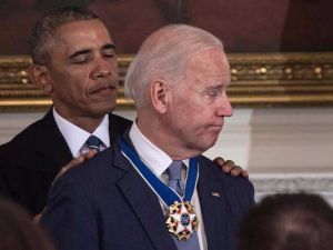 أوباما يفاجئ نائبه بايدن بمنحه وسام الحرية الرئاسي