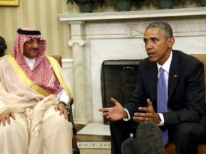 الرئيس الامريكي باراك اوباما اثناء اجتماعه مع ولي العهد السعودي الأمير محمد بن نايف في البيت الأبيض بواشنطن يوم الاربعاء