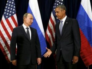 الرئيس الأمريكي باراك أوباما يمد يده لمصافحة نظيره الروسي فلاديمير بوتين في نيويورك يوم 28 سبتمبر أيلول 2015
