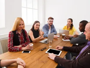 المرأة في برج العقرب تتميزُ بالذكاء في التعامل مع الناس

