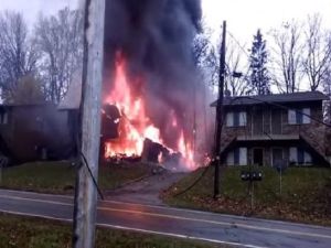 مقتل 9 باصطدام طائرة صغيرة بمبنيين سكنيين في اوهايو