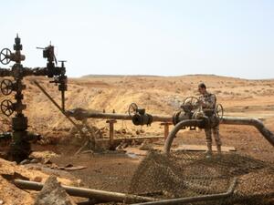 عنصر من القوات النظامية السورية عند بئر نفقط في منطقة تدمر
