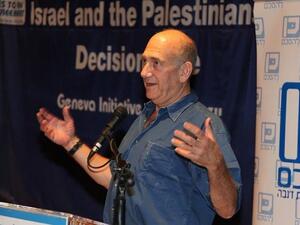 وسيعمل أولمرت في منصبه الجديد نحو 40 ساعة أسبوعيا وراتبه عشرة آلاف دولار شهريا.