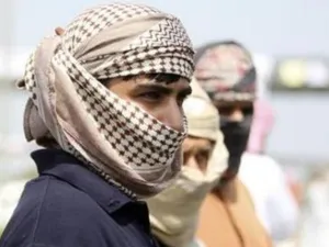 متظاهر ملثم في صحار