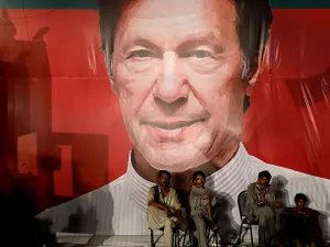أدّى لاعب الكريكيت السابق، عمران خان (65 عاماً)، اليمين رئيساً للوزراء، السبت الماضي