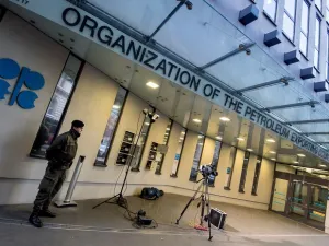 An Austrian soldier stands guard outside the OPEC headquarters in Vienna on November 29, 2016. (Joe Klamar/ AFP)