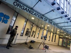 An Austrian soldier stands guard outside the OPEC headquarters in Vienna on November 29, 2016. (AFP/ File)