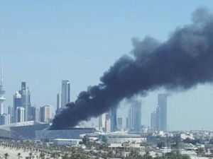 يكافح رجال الاطفاء النيران