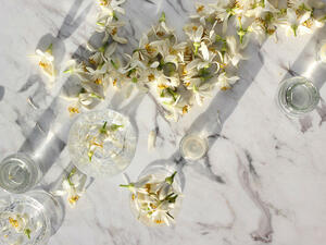 تستطيع استخدام ماء الزهر صباحاً ومساءً بهدف تقشير البشرة (shutterstock.com)
