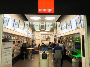 Israelis shop inside a store belonging to Partner, which uses the name of French telecom company Orange, in Jerusalem on June 4, 2015. (AFP/Thomas Coex) 
