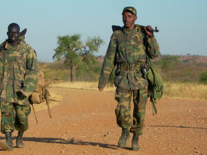 Two Ethiopian soldiers walking a road towards the eastern Ethiopian border (AFP/File Photo)