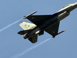 A Pakistani F-16 fighter jet performs in-flight maneuvers. (AFP/File)  