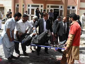 Pakistani lawyers use a stretcher to move an injured colleague after a bomb explosion at a government hospital in Quetta on August 8, 2016.  (AFP/Banaras Khan)