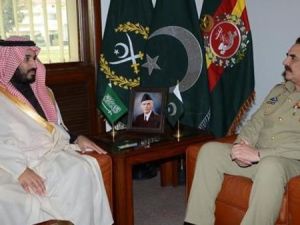 قائد الجيش الباكستاني مع ولي ولي العهد السعودي وزير الدفاع، الأمير محمد بن سلمان