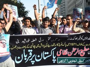 Pakistani students shout slogans during a protest against the execution of the leader of Bangladesh's top Islamist party Jamaat-e-Islami, Motiur Rahman Nizami, in Karachi on May 11, 2016. (AFP/Rizwan Tabassum)