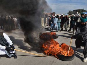 ينتمي المتظاهرون إلى الطائفة البريلوية المرتبطة بالصوفية والتي تعد معتدلة