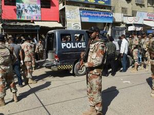Pakistani security personnel on the streets of Karachi after gunmen shot dead seven policemen guarding a polio vaccination team on April 20, 2016. (AFP/Asif Hassan)