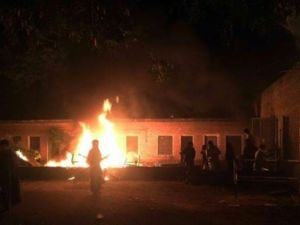 جمع غاضب في باكستان يحرق مصنعا 