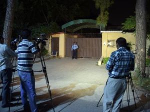 صحفيون امام مكاتب سيف ذا تشيلدرين في اسلام اباد
