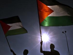 زعمت مصادر إسرائيلية أن إسرائيلييين أصيبا بعملية طعن نفذت في مجمع رامي ليفي