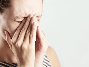 عليك بالماء فهو يجعل المخاط سائل مما يقلل نسبيا من إنسداد الأنف