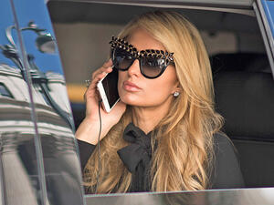 الديفا باريس هيلتون ترتدي النظارات الشمسية