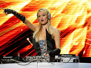 Paris DJ'ing at one of her gigs! (Image: Popdust.com)