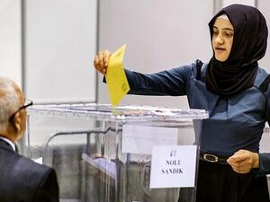 A woman casts her ballot for the Turkish presidential election in a polling station created in convention center Ahoy in Rotterdam. (AFP/ANP/REMKO DE WAAL)