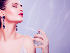 وضع العطر قبل الشمس يعرض بشرتكِ بشكل كبير لمشكلة جلدية مزعجة