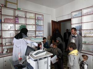 A Yemeni family receives Thalassaemia medications at a pharmacy from the Yemen Association for Thalassaemia and genetic blood disorders, in the capital Sanaa, on March 2, 2016. (AFP/Mohammed Huwais)