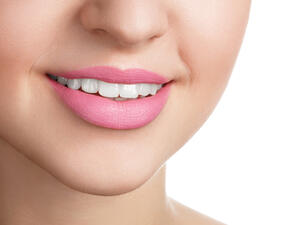 شفاه وردية بدون مكياج