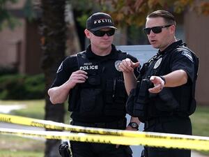 المشتبه به أطلق عدة رصاصات على ضباط كانوا يلاحقونه قبل أن يدخل إلى المتجر 