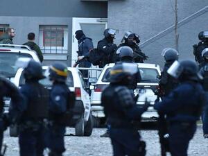 وفاة ضابط بادل نفسه مع أحد الرهائن في هجوم على متجر بفرنسا