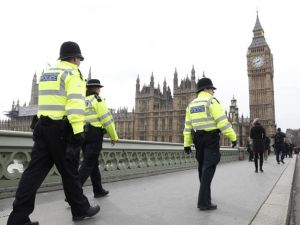 الشرطة تعتقل مسلحا احتجز رهائن في مركز ترفيه وسط بريطانيا
