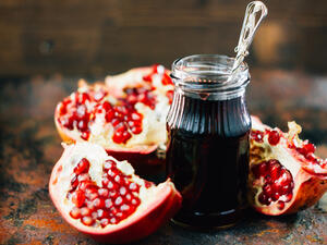 دبس الرمان ذو طعم مثالي يجمع بين المذاق السكري واللاذع،