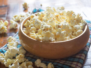 الفشار هو وجبة خفيفة آمنة جدًا لتناولها في الليل

