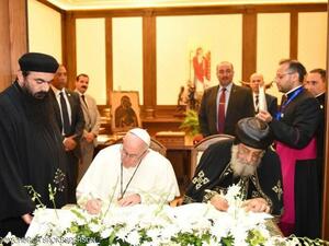 رحب عدد من المغردين على موقع التواصل الاجتماعي تويتر بالكلمات التي رددها بابا الفاتيكان

