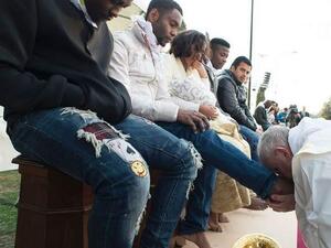 Pope Francis performs the foot-washing ritual at the Castelnuovo di Porto refugees center near Rome on March 24, 2016. (AFP/File)